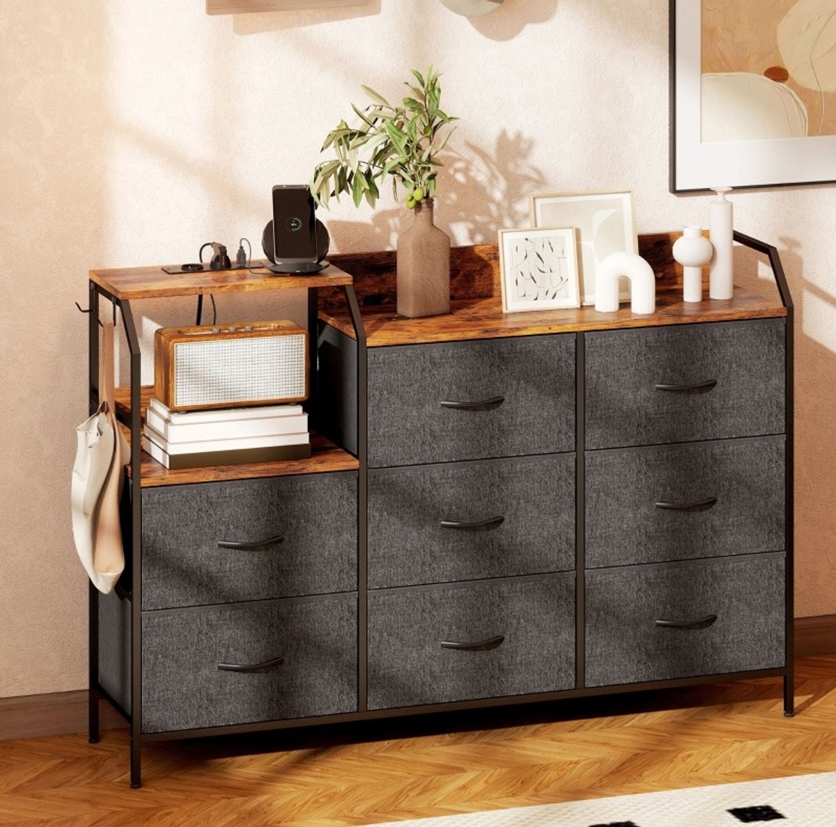 OKWISH Kommode - 8 Stofflades - Met Laadstation En Open Vak - Industrieel Voor Slaapkamer, Woonkamer En Hal - Rustiek Bruin Zwart - 130,5 Cm