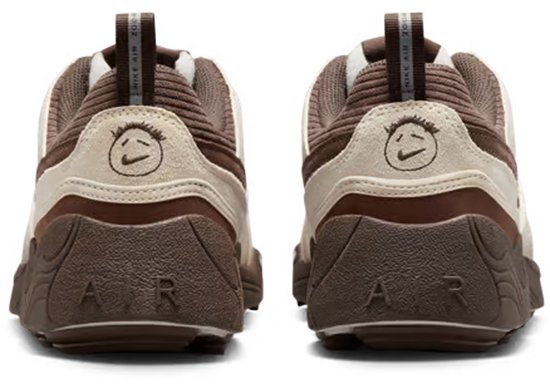 Achterkant van bruine, witte en lichtblauwe sneakers met logo's en een glimlachend gezichtje.