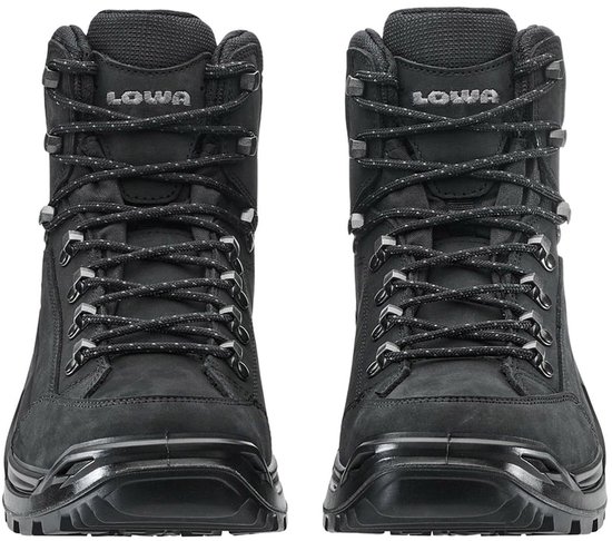 Vooraanzicht van twee zwarte Lowa Renegade wandelschoenen met veters.