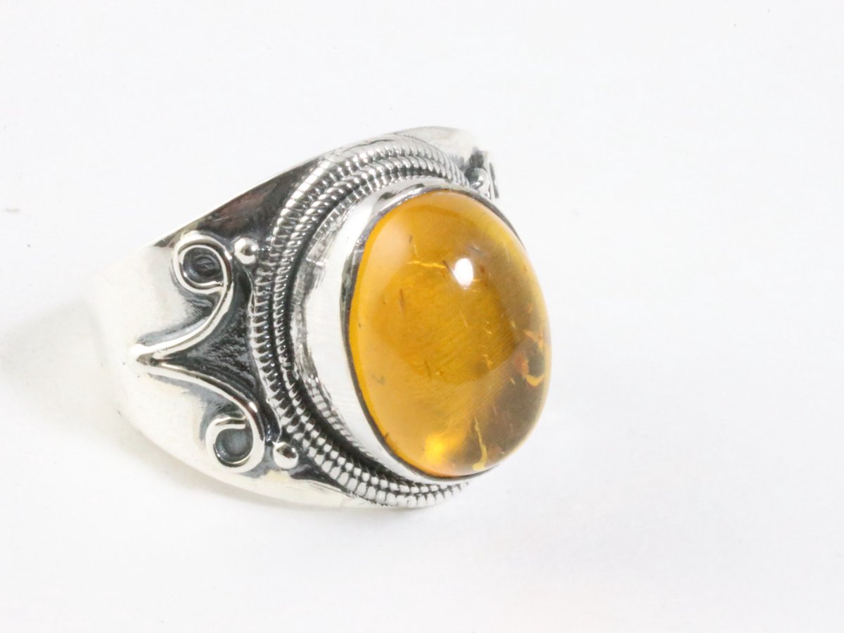 Bewerkte zilveren ring met amber - maat 19.5