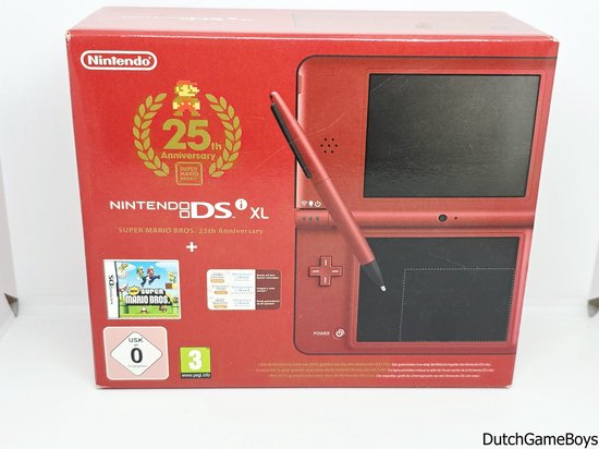 Rode Nintendo DSi XL 25th Anniversary doos met afbeeldingen van de console, stylus en New Super Mario Bros spel.