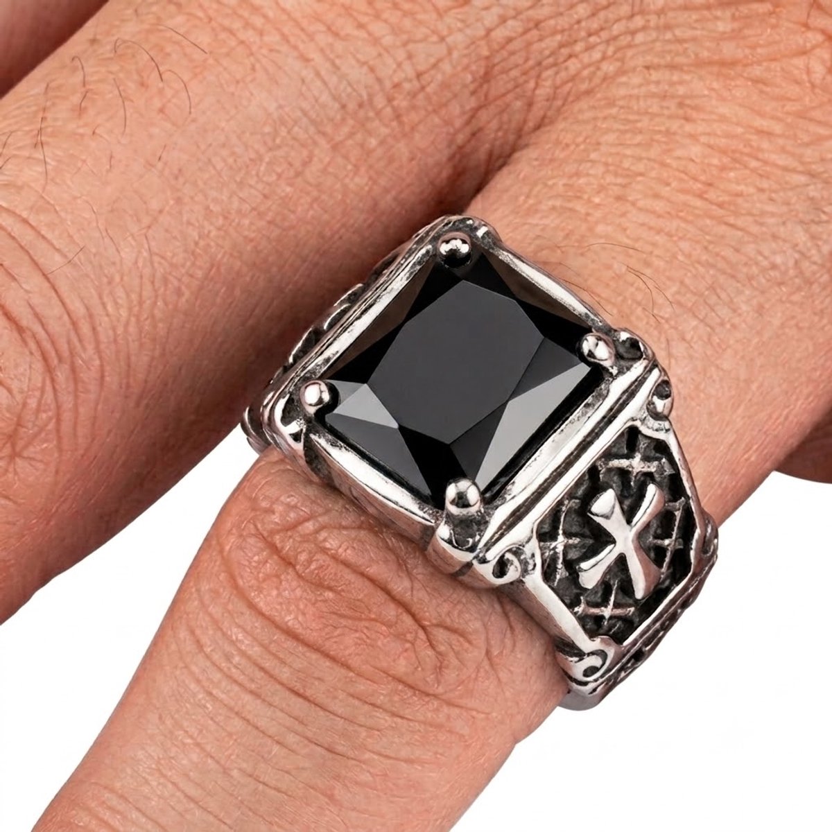 Zwartkleurige statement ring heren dames kruis motief met zwarte steen vintage gotische ring maat 11 opengewerkt design zilverkleurige details vinger ring