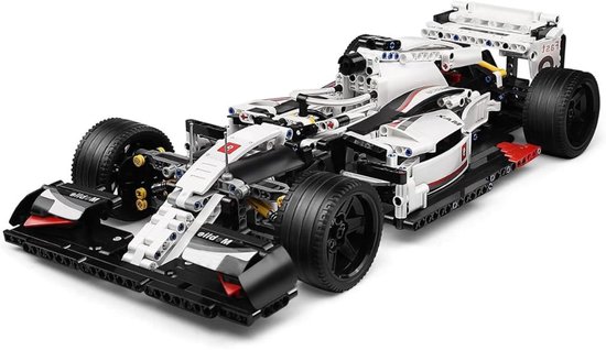 Grijze F1-auto van bouwstenen met witte en rode accenten, vanuit een lage hoek gefotografeerd.