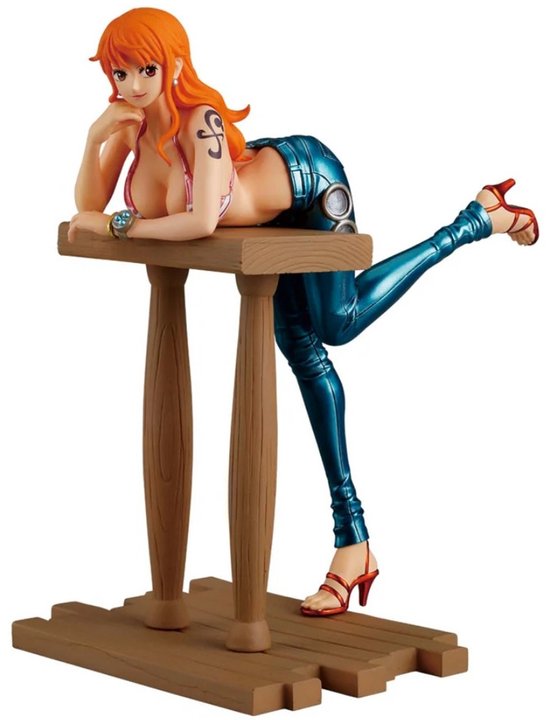 Nami figuur in roze top, glanzende blauwe broek, rode sandalen, leunend op een houten tafel.