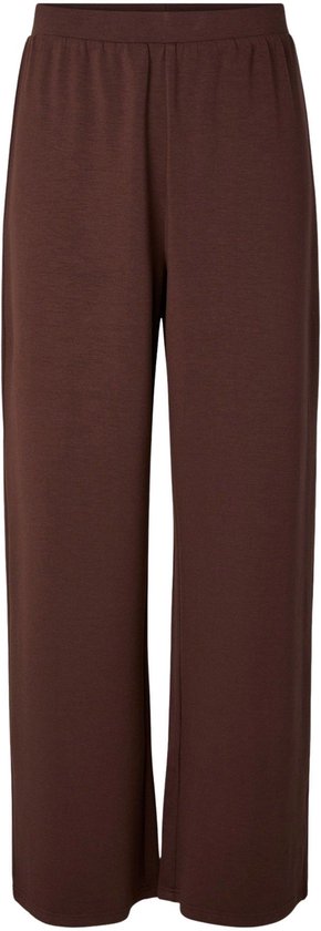 Een effen bruine wijde broek met elastische tailleband, geïsoleerd op een witte achtergrond.