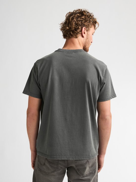 Man in donkergroen T-shirt met korte mouwen, achterkant.