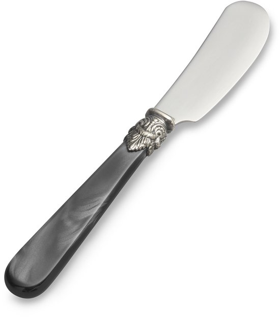 Zwart botermesje met sierlijke, zilverkleurige versiering aan het uiteinde van het handvat.