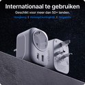 Twee witte Voomy reisadapters geschikt voor meer dan 50 landen, waaronder Hongkong, Verenigd Koninkrijk, Singapore.