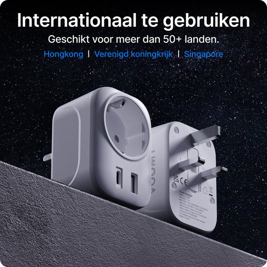 Twee witte Voomy reisadapters geschikt voor meer dan 50 landen, waaronder Hongkong, Verenigd Koninkrijk, Singapore.