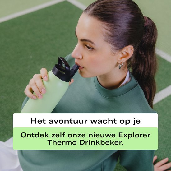 Vrouw met een mintgroene drinkbeker.