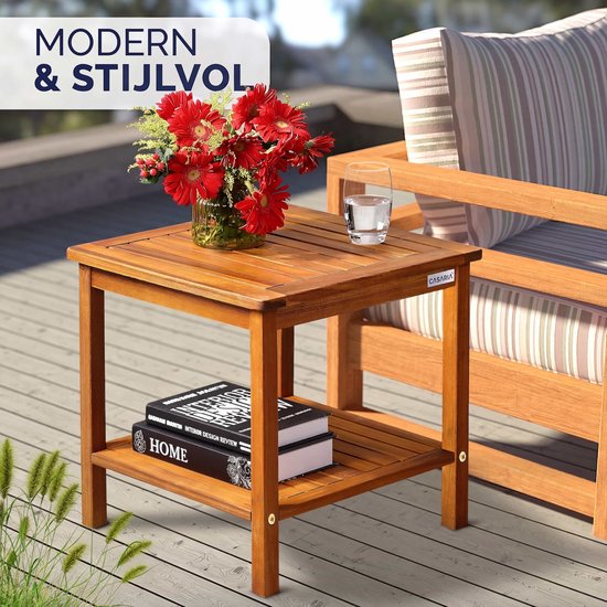 Houten bijzettafel met twee planken, bloemen en glas water.