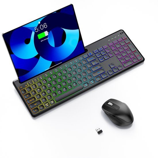 Een draadloos toetsenbord met RGB-verlichting en een muis, met een tablet erop geplaatst, op een witte achtergrond.
