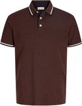Donkerrode polo met witte en marineblauwe strepen op kraag en mouwen. Logo op de borst.
