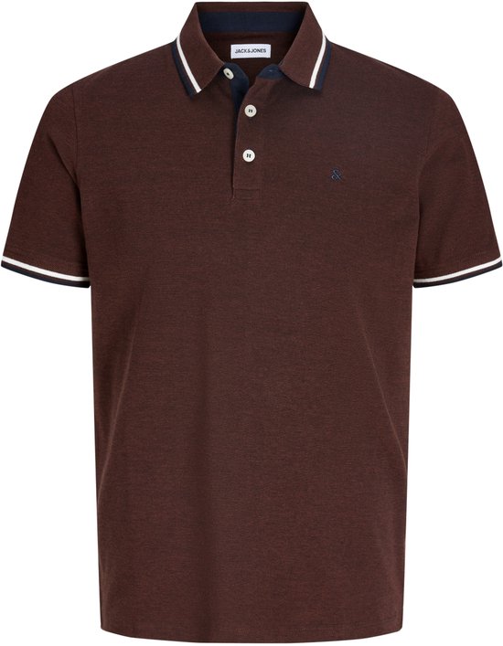 Donkerrode polo met witte en marineblauwe strepen op kraag en mouwen. Logo op de borst.