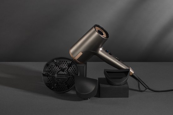Remington föhn met vier opzetstukken, waaronder een diffuser, op een donkergrijze achtergrond.