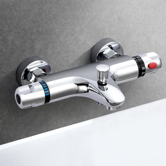 Chromen thermostatische douchekraan met temperatuurmarkeringen van 33 tot 45 graden, gemonteerd boven een witte wastafel.