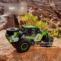 Groene 'Acid Runner' RC auto op rotsachtige ondergrond, met 600 mAh batterij en 15 min speeltijd.