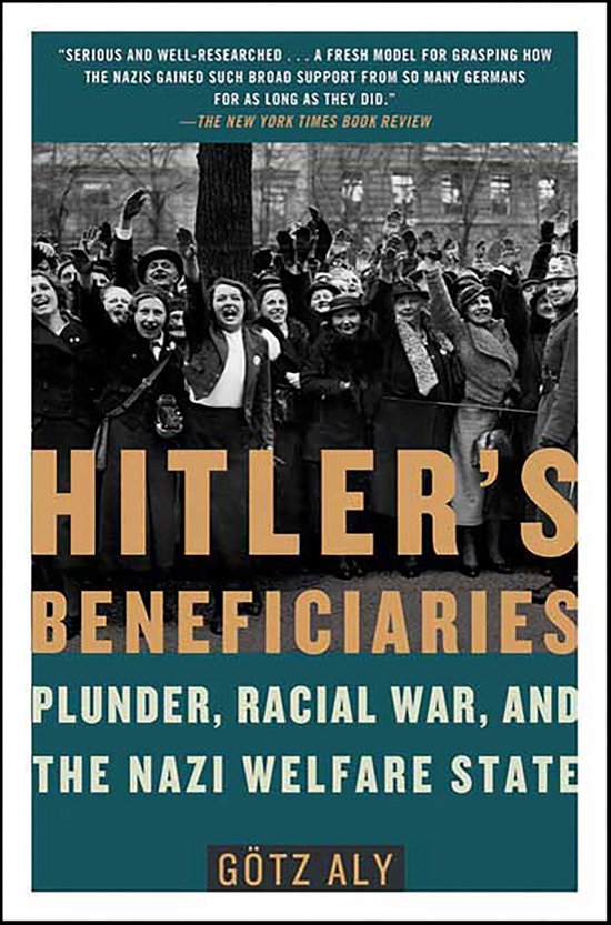 Boekomslag met de titel 'HITLER'S BENEFICIARIES PLUNDER, RACIAL WAR, AND THE NAZI WELFARE STATE' door GÖTZ ALY. Groep mensen juicht.