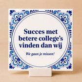Wit met blauwe Delftsblauwe rand, op een witte tegelhouder. Tekst: Succes met betere collega's vinden dan wij. We gaan je missen!