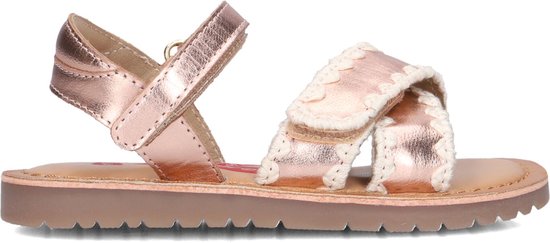 Roze koperkleurige sandaal met klittenbandsluiting en beige haakwerk details.