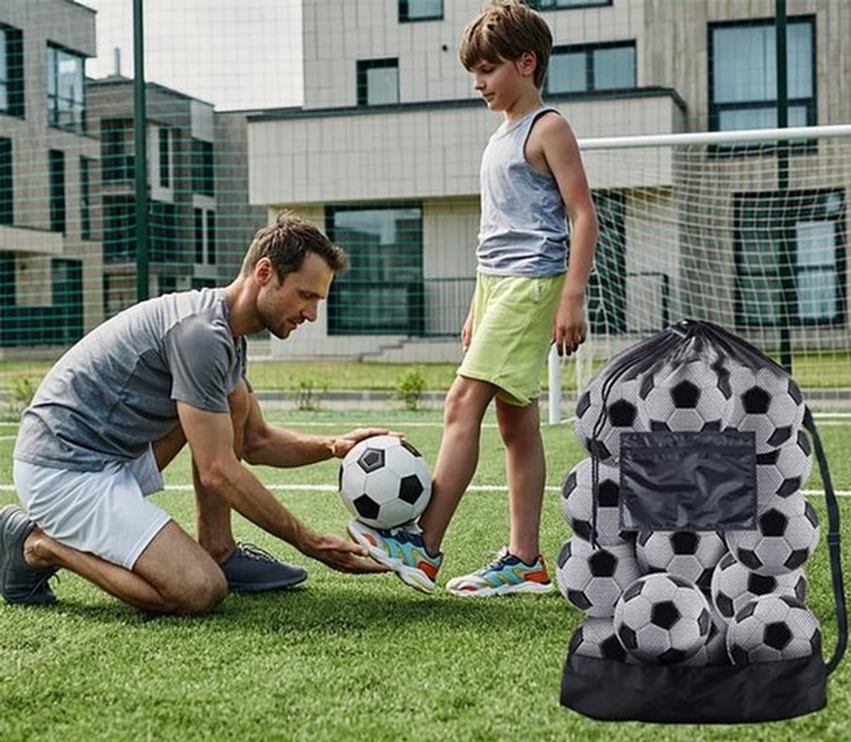 Voetbaltas Extra Groot - Mesh Tas met Trekkoord - Verstelbare Schouderriem - Duurzaam Polyester - Capaciteit voor 12 Voetbalballen - Zwart 100x75 cm - Sporttas