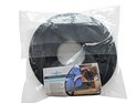 Zwart donutkussen van schuim met een gat in het midden, verpakt in plastic. Een label toont een persoon die op een stoel zit.