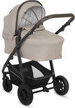 Beige kinderwagen met reiswieg, bruine duwstang en zwarte mand.