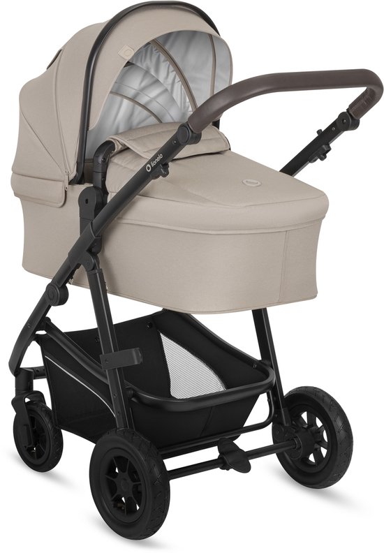 Beige kinderwagen met reiswieg, bruine duwstang en zwarte mand.