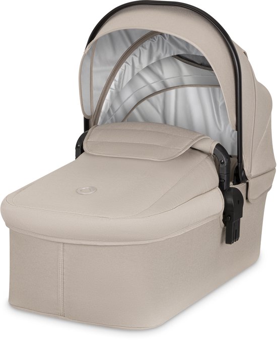 Beige reiswieg met grote zonnekap en bruine duwstang.