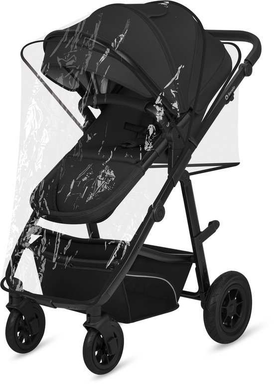 Zwarte kinderwagen met doorzichtige regenhoes, verstelbare zitting en grote zonnekap.