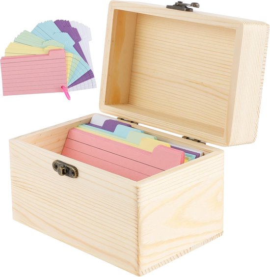 Houten kistje opengeslagen, met een stapel gekleurde indexkaarten erin en een paar ernaast op een witte achtergrond.