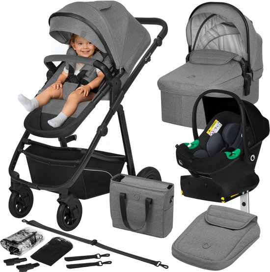 Grijze kinderwagen set met baby, reiswieg, autostoel en accessoires.