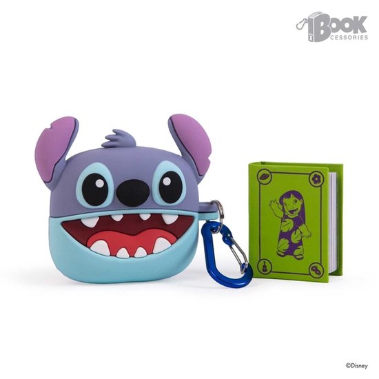 Een paarse Stitch-case voor AirPods met grote blauwe ogen en een blauwe karabijnhaak. Naast de case ligt een klein groen boekje met een afbeelding van Lilo.