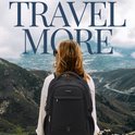 Zwarte rugzak met 'TRAVEL MORE' tekst, gedragen door een vrouw met blonde haren, kijkend over een berglandschap.