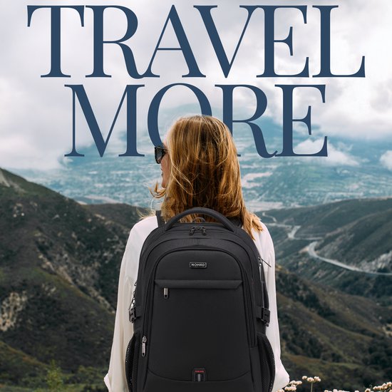 Zwarte rugzak met 'TRAVEL MORE' tekst, gedragen door een vrouw met blonde haren, kijkend over een berglandschap.