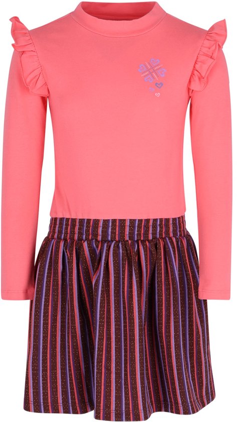 Roze jurk met lange mouwen en ruches op de schouders. De rok is gestreept in bruin, paars en roze.