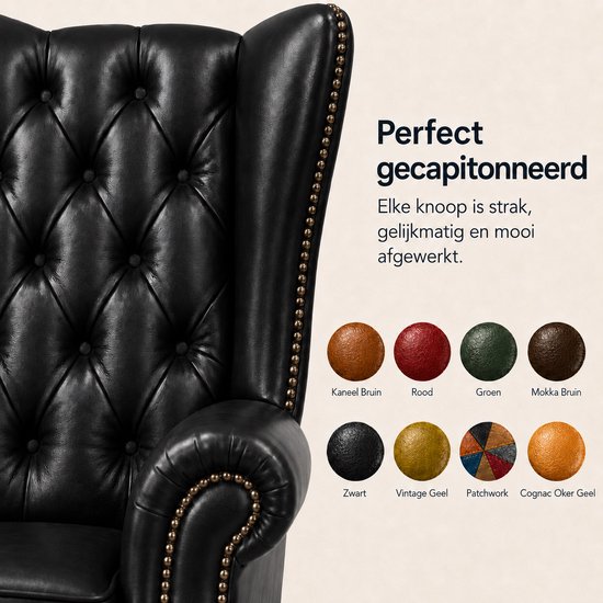 Zwarte Chesterfield fauteuil met perfect gecapitonneerd rug- en armleuningen, versierd met goudkleurige studs.