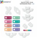 Onderdelen van het Connetix Pastel Ball Run Expansion Pack: witte buizen en pastelkleurige magnetische tegels.