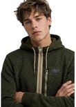 Close-up van olijfgroene fleece hoodie met beige rits en Superdry & Co-embleem.
