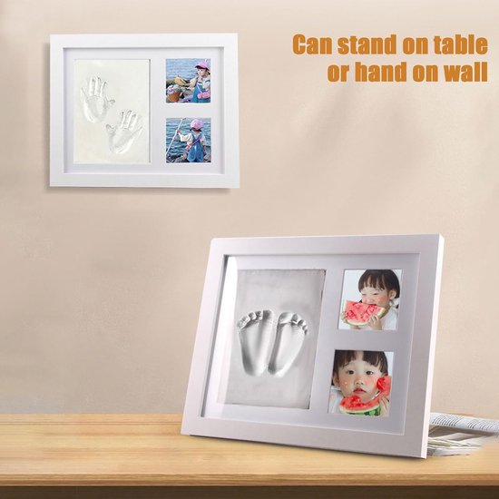 Wit fotolijst met kinderfoto's en voet- en handafdrukken.