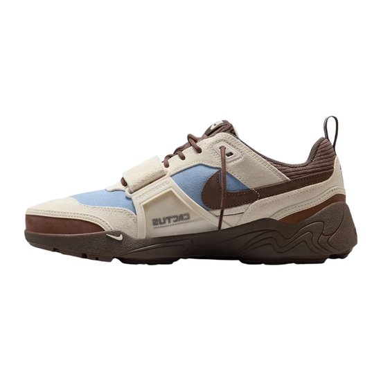Bruine met lichtblauwe Nike sneaker met klittenbandsluiting, omgekeerd 'CACTUS' logo op zijkant.