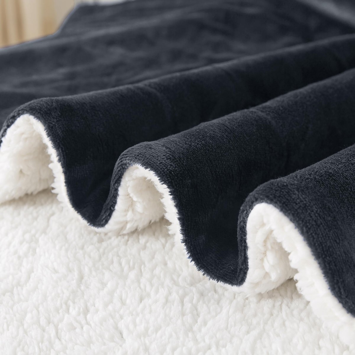 Dailygoods- Knuffeldeken Dubbelzijdig Design - Sherpadeken - Fleecedeken - Woondeken - Bankdeken - 130 x 150 cm - Warm en Zacht - Deken