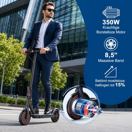 Man in pak rijdt op een zwarte elektrische step met rode accenten, met een 350W motor.
