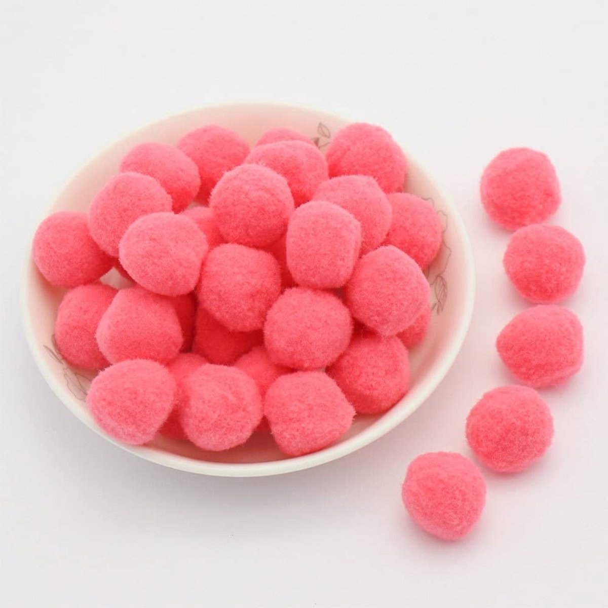 Dailygoods- Mini Pompons 15 mm - 144 Stuks - Kleurrijke Pluche Ballen - Creatief Handwerk - Knutselprojecten - Vilten Bolletjes - Polyester Kwaliteit - Knutselpompons