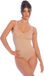 Vrouw met donker haar in een beige body, hand op de heup.