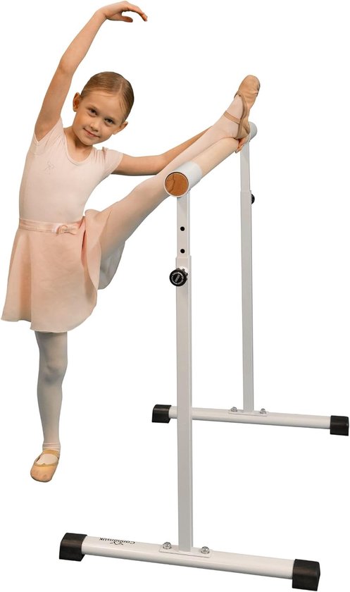 Meisje in balletkleding doet een split aan een witte ballet bar.