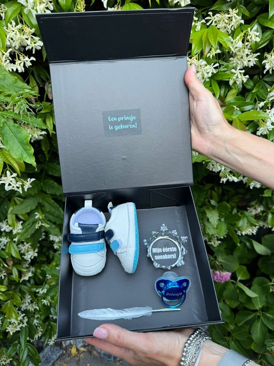 Kraamcadeau - eerste sneakerbox blauw - speen - baby sneakers - kraamkade jongen - rechtstreeks versturen ook mogelijk van BamBam — afbeelding 5