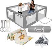 Grijze box met een baby en een volwassene. Accessoires: draagtas, speelmat, ballenbak ballen, 4 trekringen.