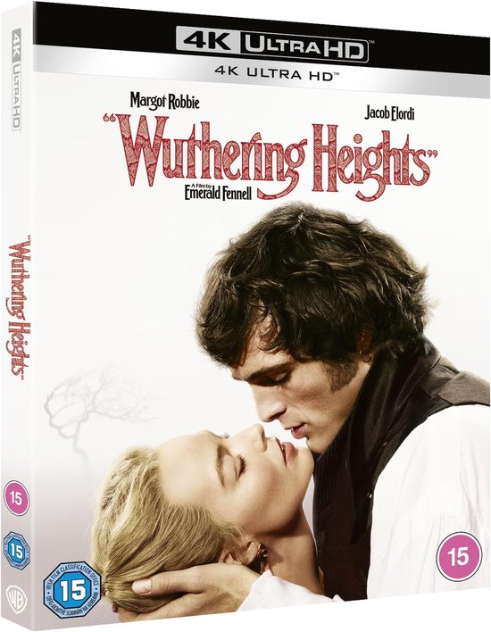 Een man en vrouw, Margot Robbie en Jacob Elordi, kussen. "Wuthering Heights" is in rode letters geschreven.