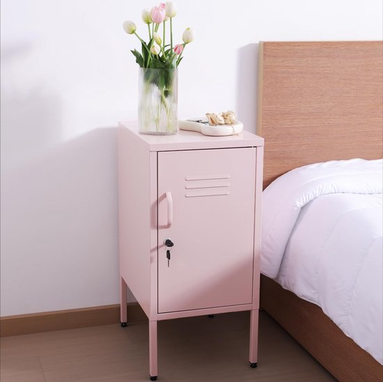 Roze metalen nachtkastje naast een bed met witte lakens.